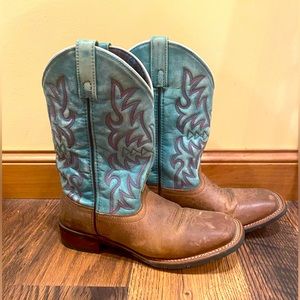 Womens Laredo cowgirl boots. Size 9.5 (fits true to size) and upper is leather.